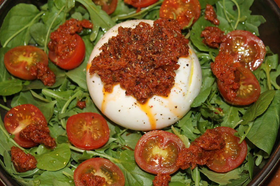 Ensalada de burrata con rúcula, cherry y almendras
