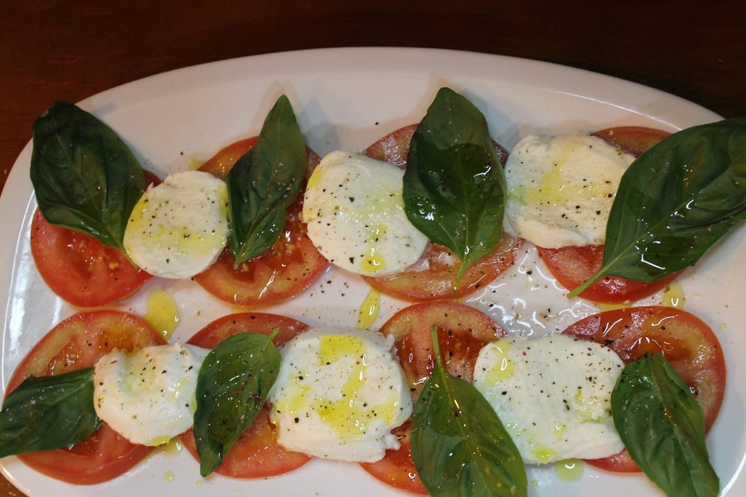 Ensalada caprese con tomate San Marzano y mozzarella di búfala