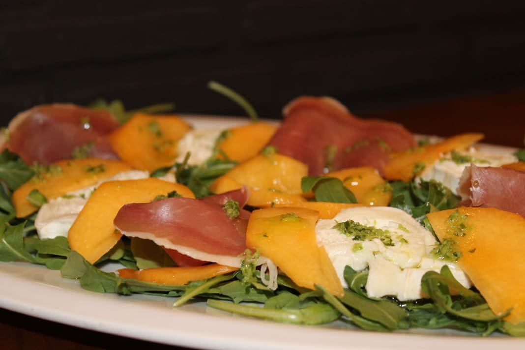Carpaccio de melocotón con rúcula y jamón serrano
