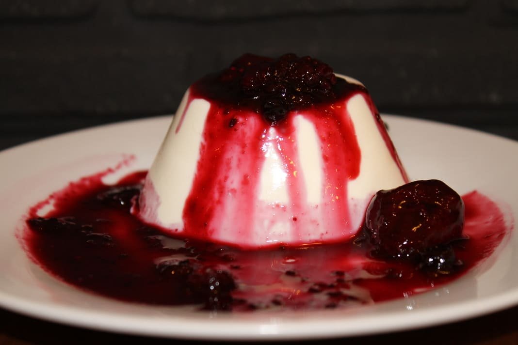 Pannacotta con mermelada de frutos rojos