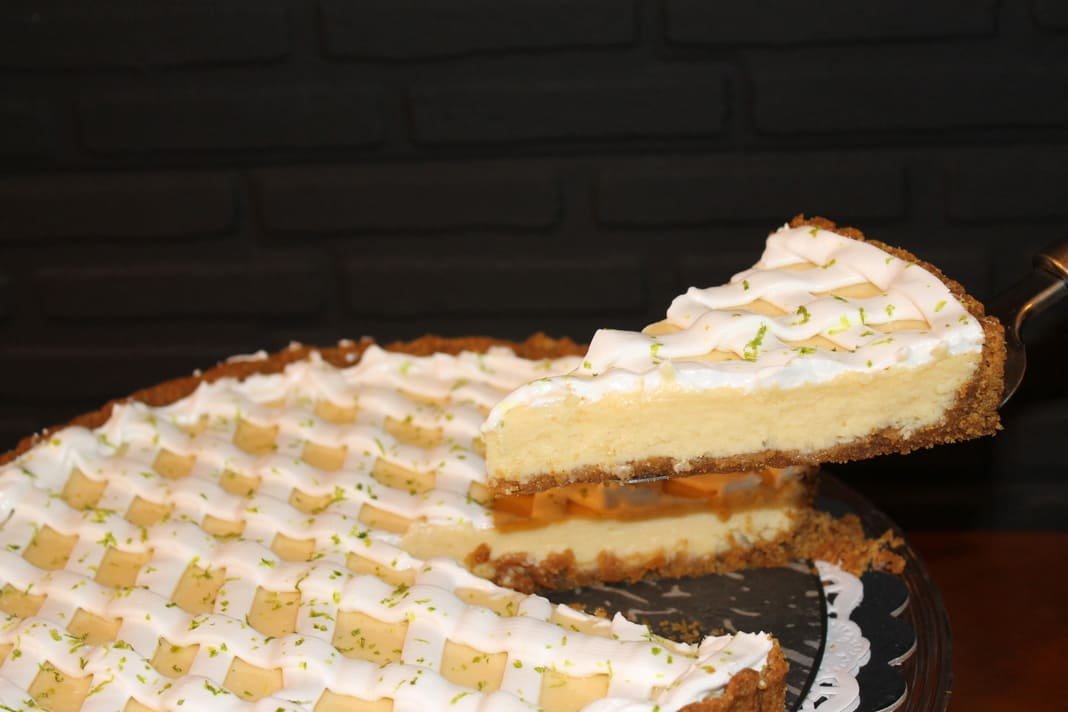 Pie de limón con base de galleta y merengue