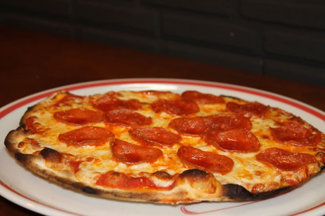 Pizza pepperoni con cebolla