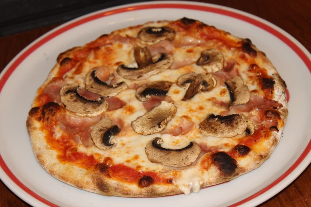Pizza prosciutto funghi con jamón york y champiñones